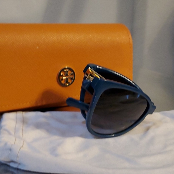Tory Burch foldable sunglasses - Picture 3 of 3